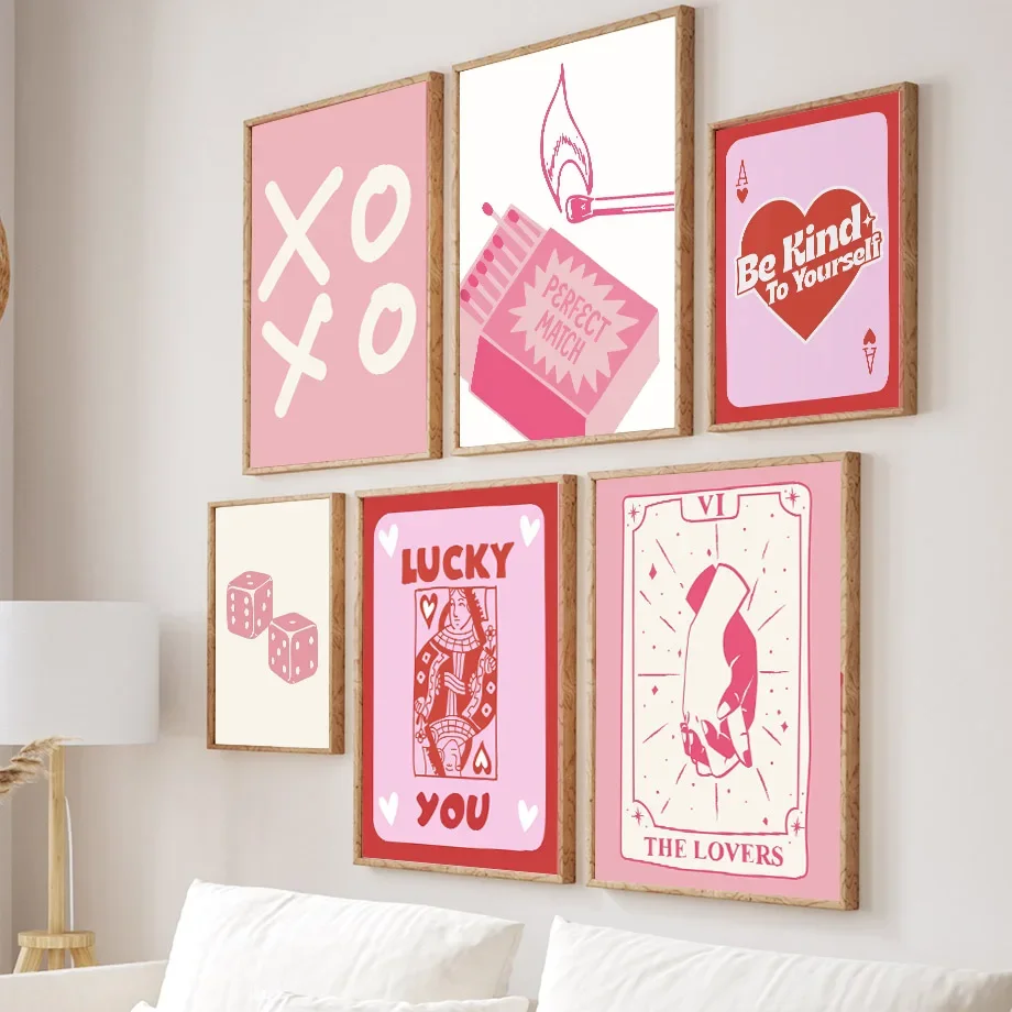 Home Decor Y2K - โป๊กเกอร์ควีนสีชมพูนำโชค ลายหัวใจและลูกเต๋า ศิลปะสไตล์ Y2K สำหรับตกแต่งบ้านและห้องนั่งเล่น โปสเตอร์และภาพพิมพ์สีพาสเทล